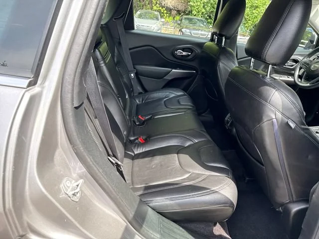 Used 2019 Billet Silver Metallic Clearcoat Jeep Latitude image 10