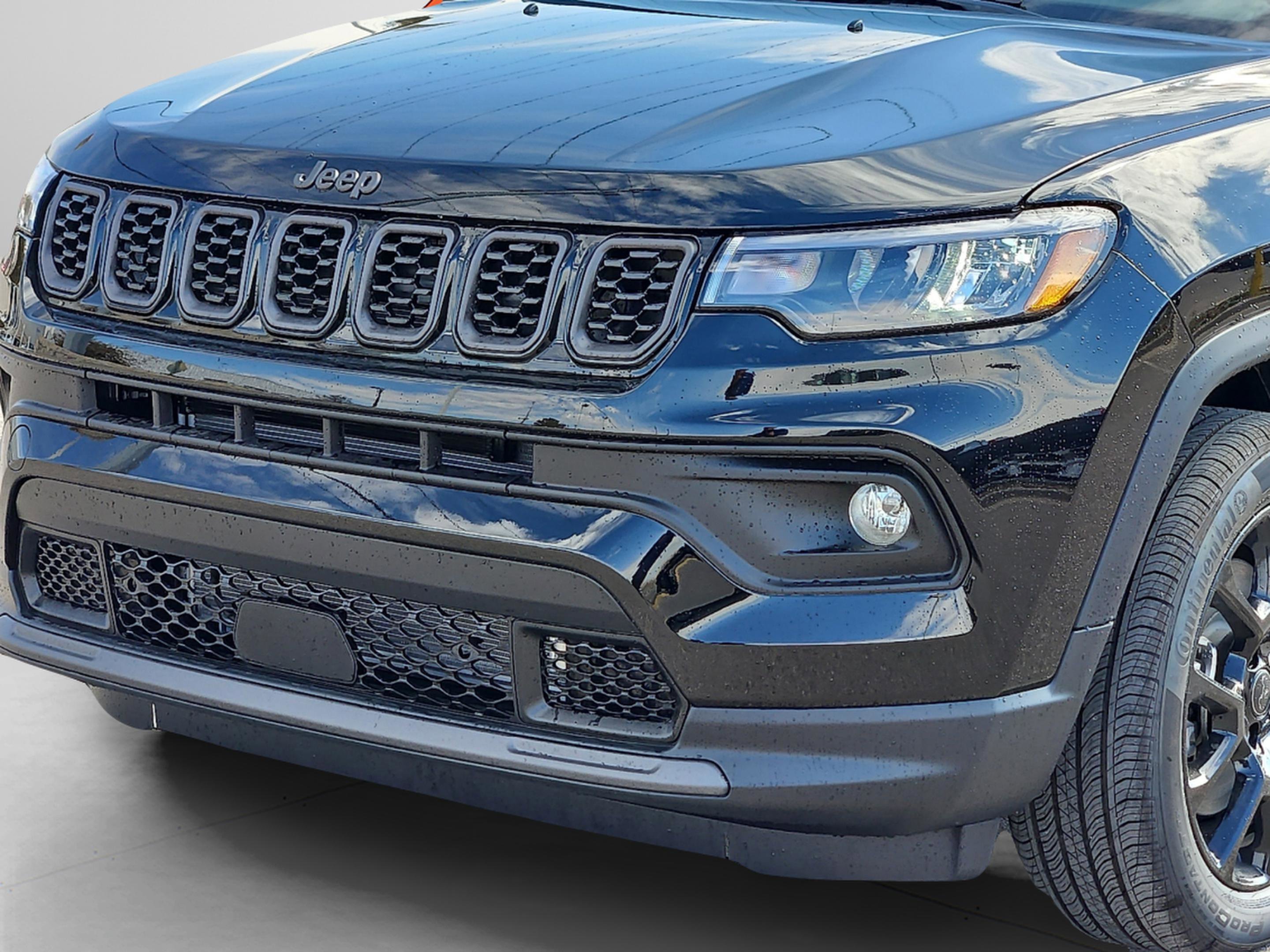New 2026 Diamond Black Crystal Pearl-Coat Exterior Paint Jeep Latitude Altitude image 7
