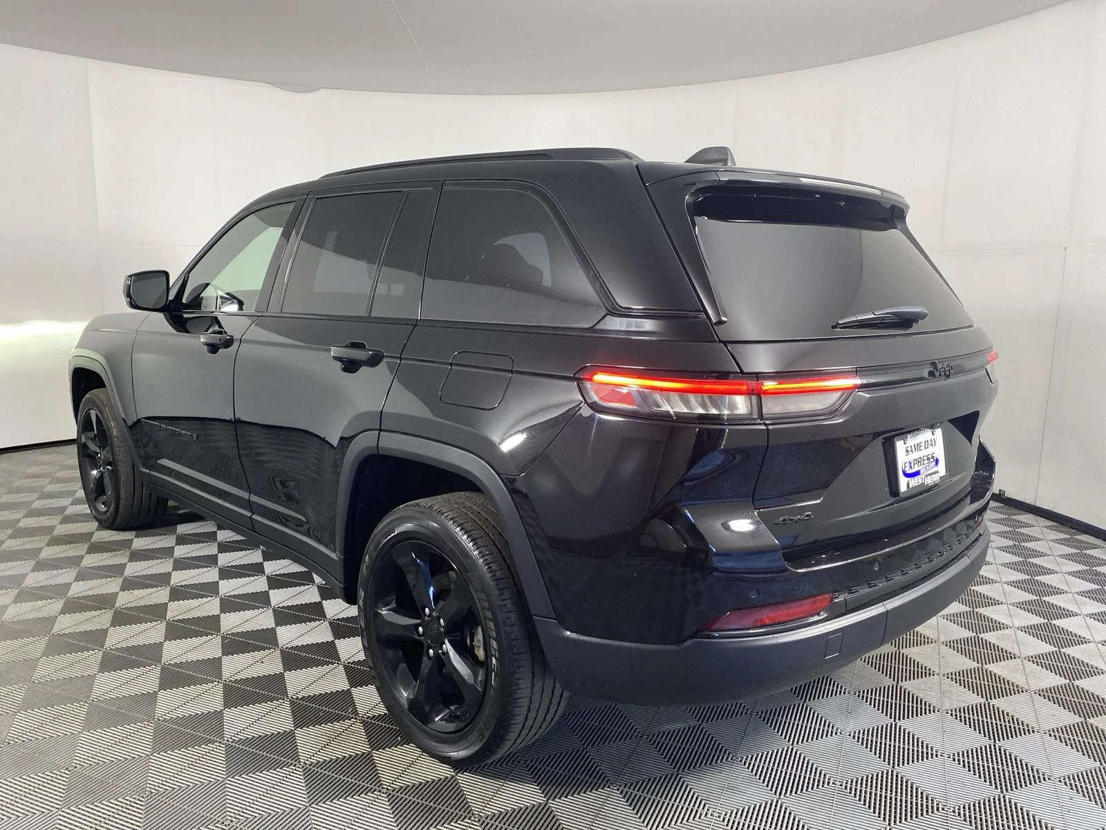 Used 2024 Diamond Black Crystal Pearlcoat Jeep Altitude X image 14
