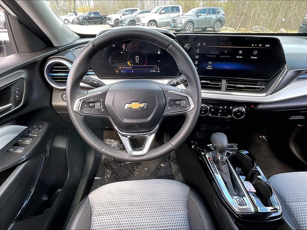 Used 2025 White Chevrolet LT image 16
