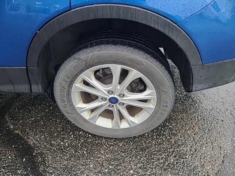 Used 2017 Blue Ford SE image 9