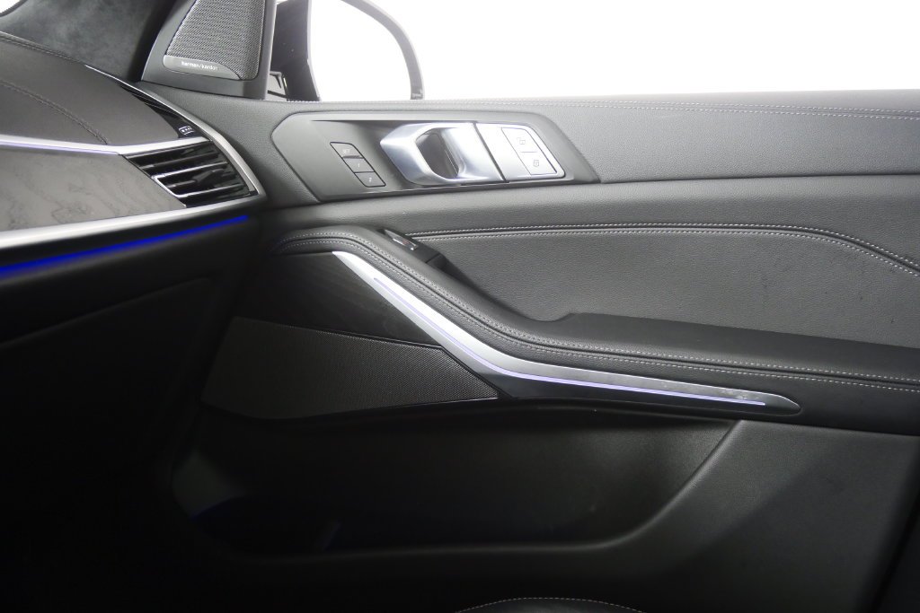 Used 2022 Black Sapphire Metallic BMW M50i image 28