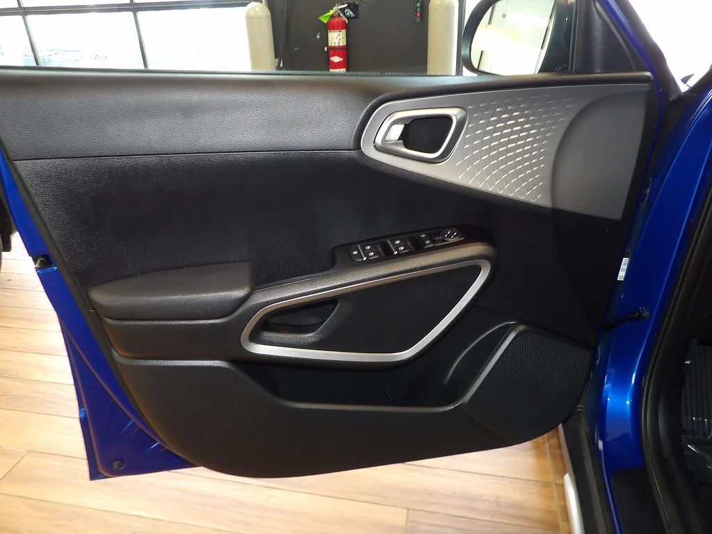 Used 2022 Neptune Blue/Cherry Black Kia X-Line image 23