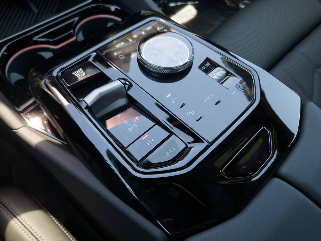 New 2027 Black Sapphire Metallic BMW 550e xDrive image 10