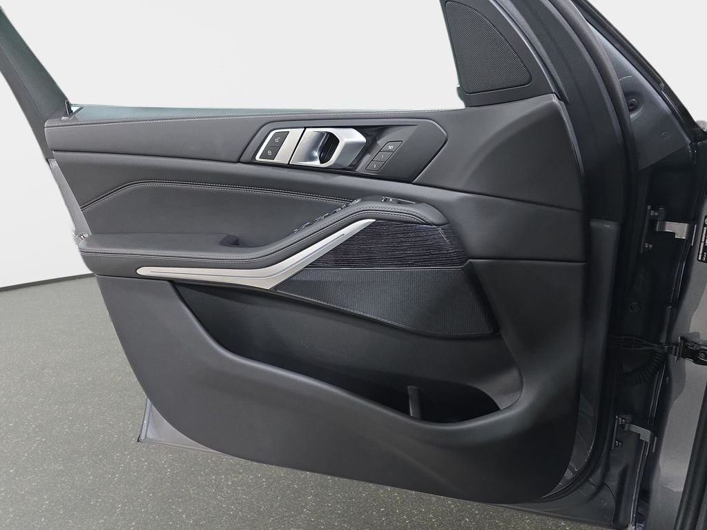 Used 2026 Skyscraper Grey Metallic BMW xDrive40i image 27