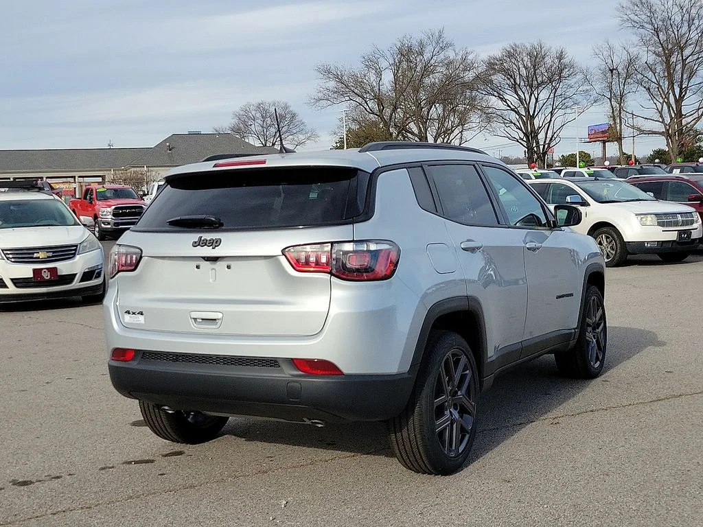 New 2026 Silver Zynith Metallic Clear-Coat Exterior Paint Jeep Latitude image 5