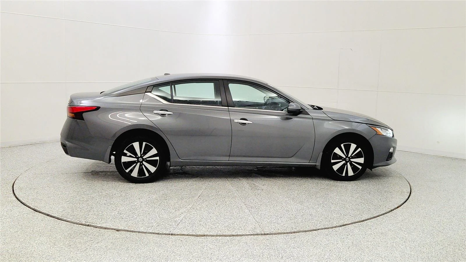 Used 2022 Gun Metallic Nissan 2.5 SV image 8