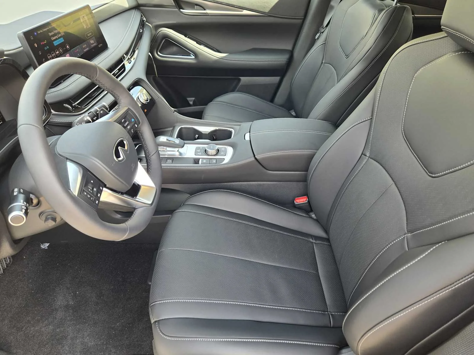 New 2026 RADIANT WHITE INFINITI Luxe FWD image 8