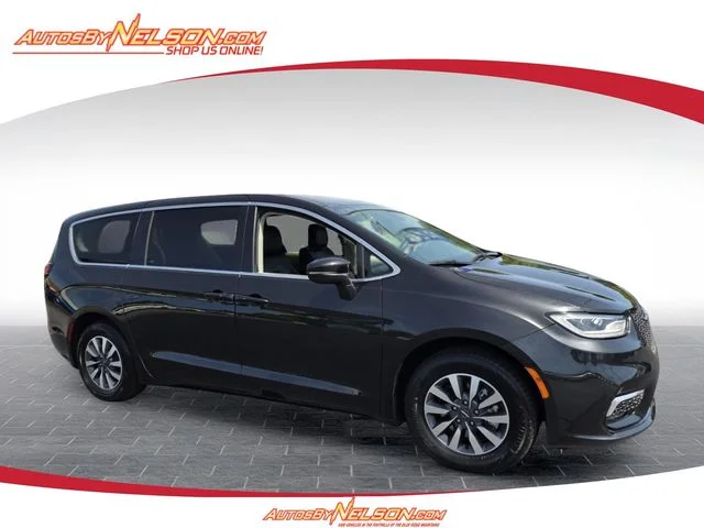 2023 Chrysler Pacifica Hybrid Touring L Hybrid's photo