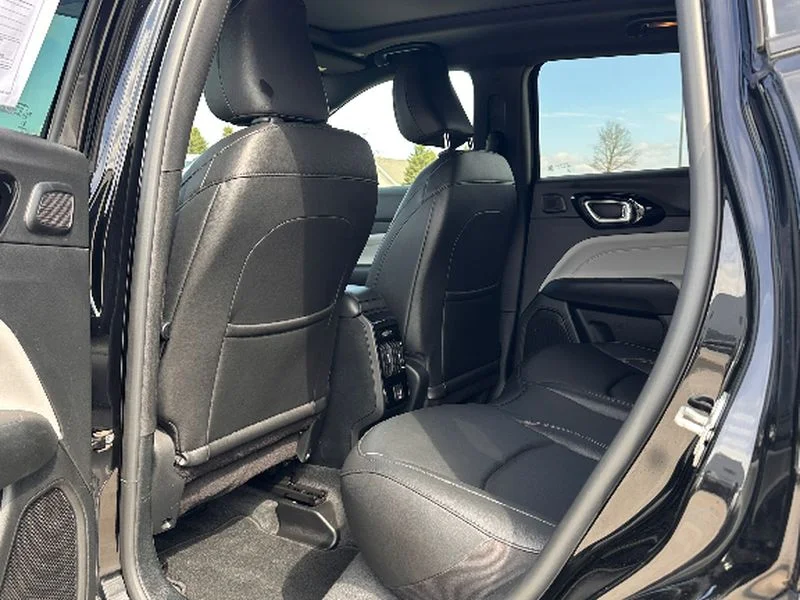 Used 2024 Diamond Black Crystal Pearlcoat Jeep Limited image 10