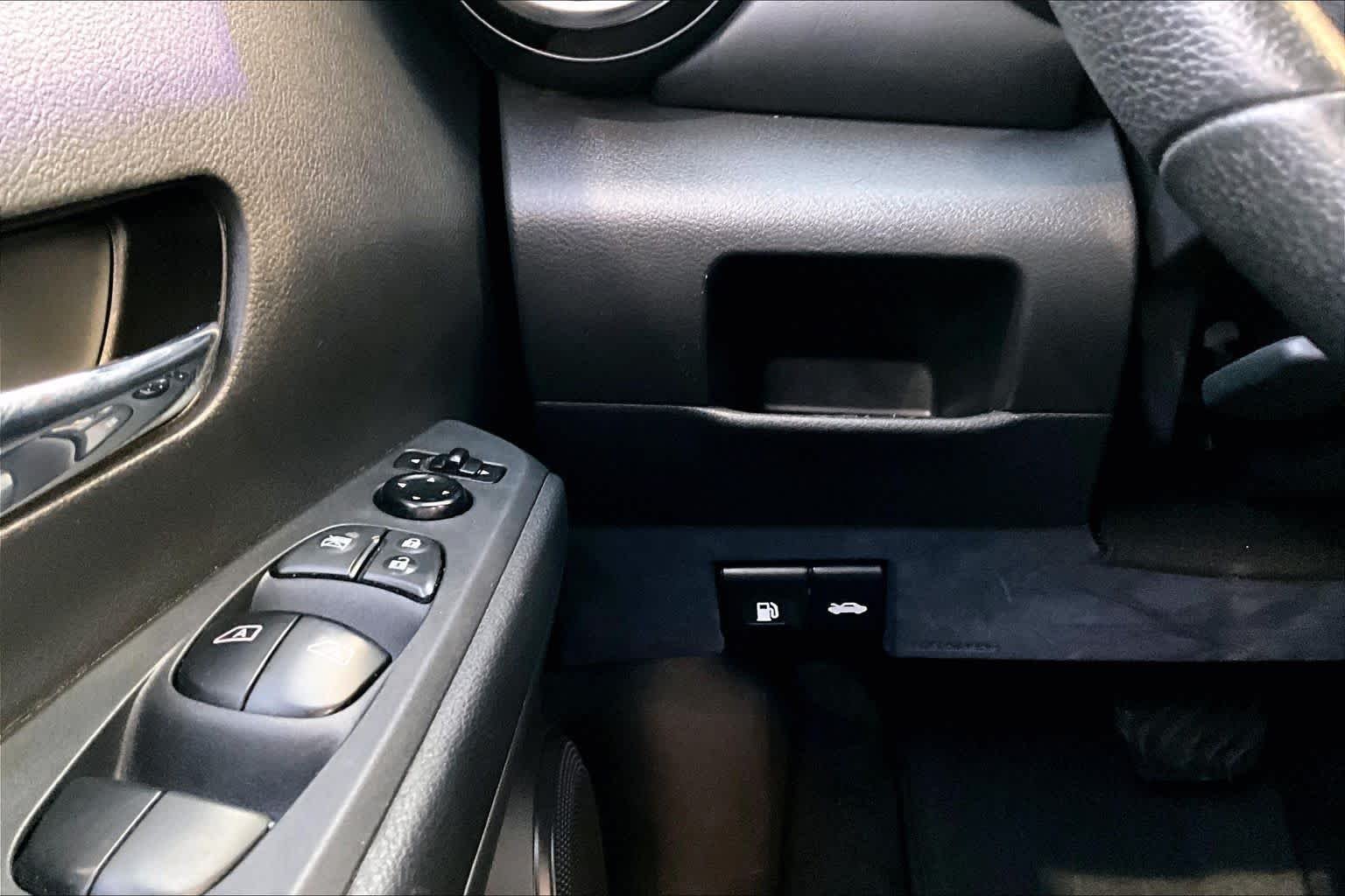 Used 2022 Boulder Gray Pearl Nissan SR image 32