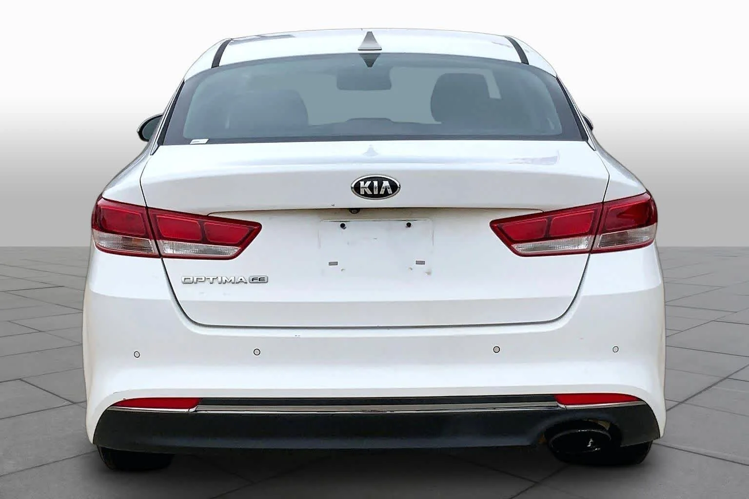 Used 2018 Snow White Pearl Kia LX image 5