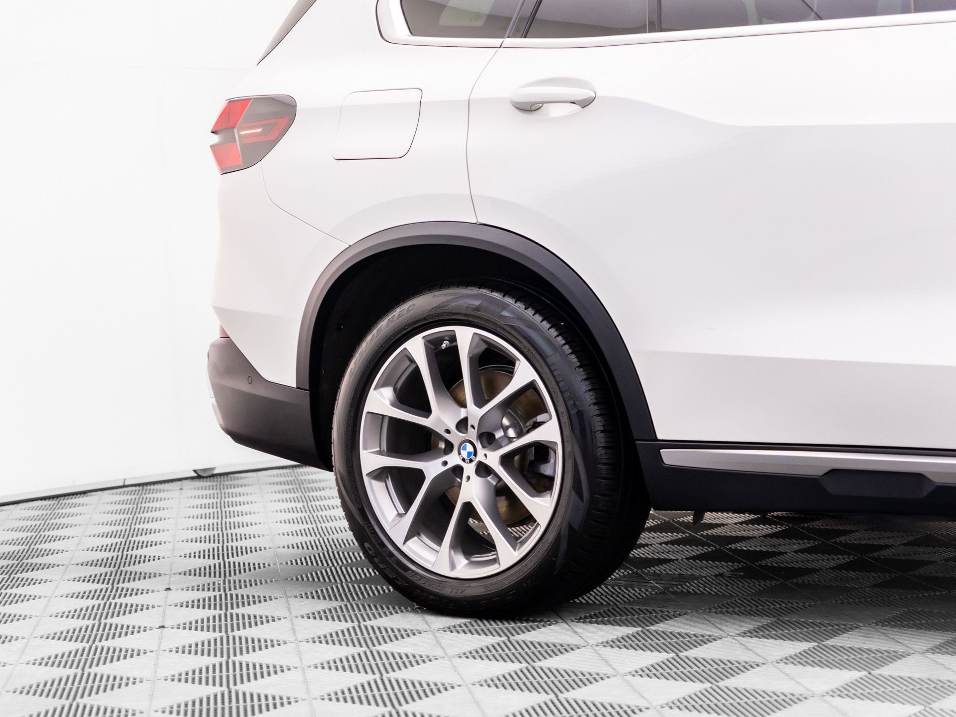 Used 2024 White BMW xDrive40i image 38
