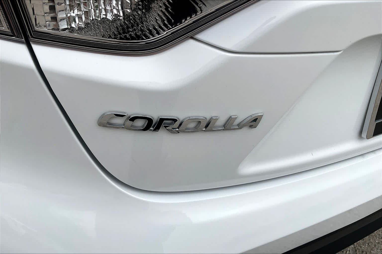Used 2023 Ice Cap Toyota LE image 30