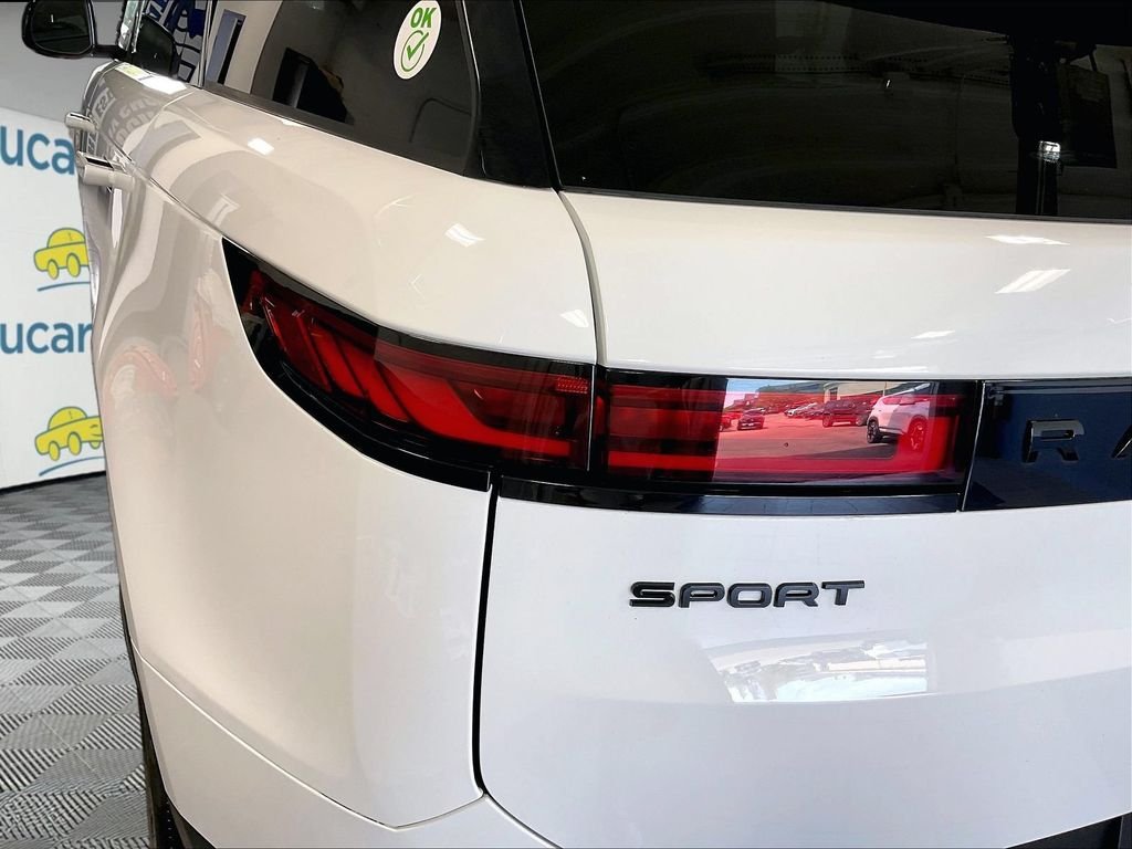 Used 2025 White Land Rover SE image 33