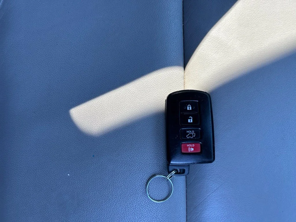 Used 2019 Silver Toyota XLE image 31