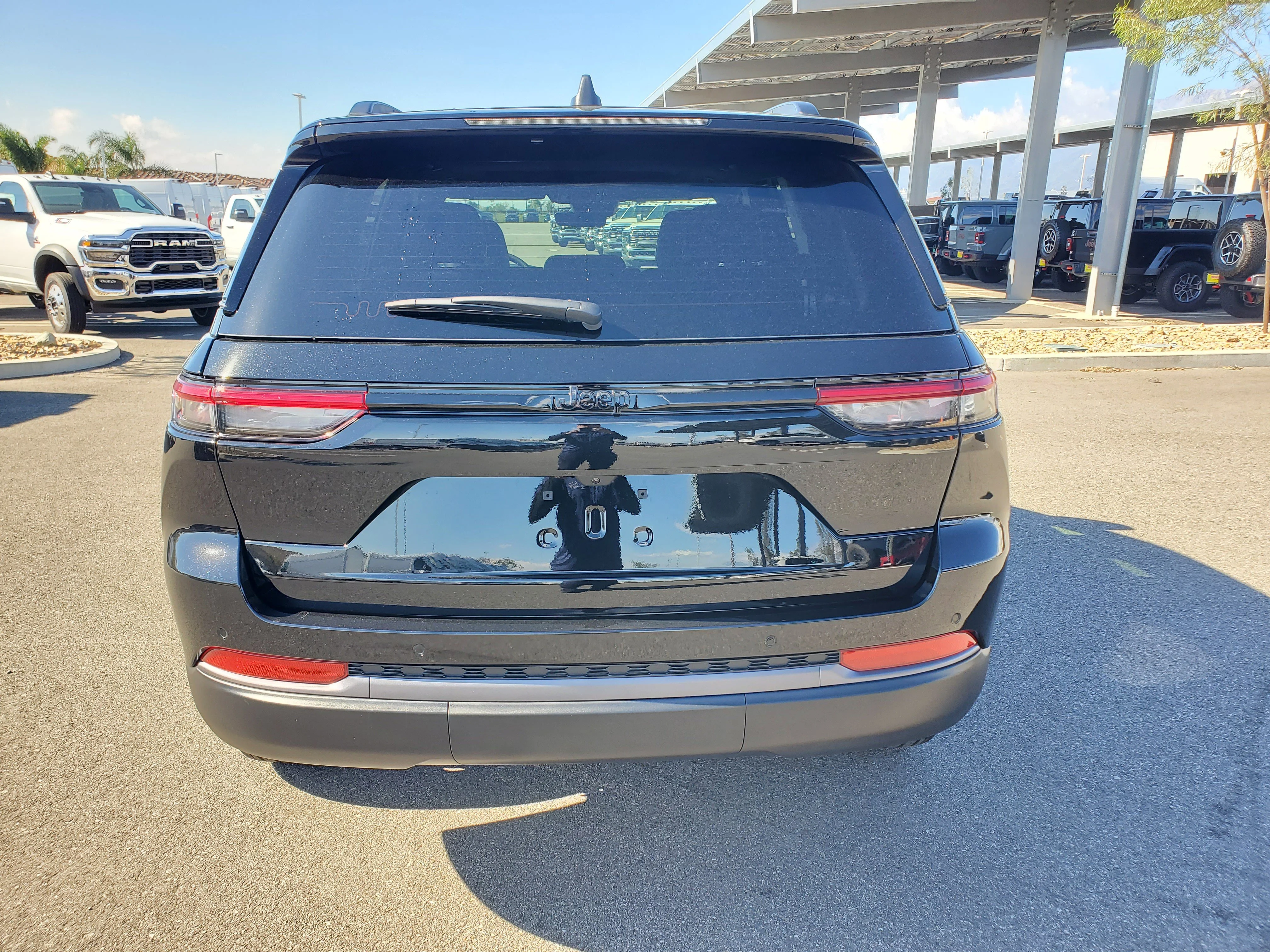 New 2026 Diamond Black Crystal Pearlcoat Jeep Altitude image 4
