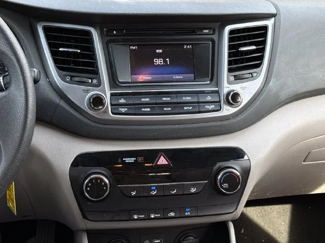 Used 2017 Molten Silver Hyundai SE image 10