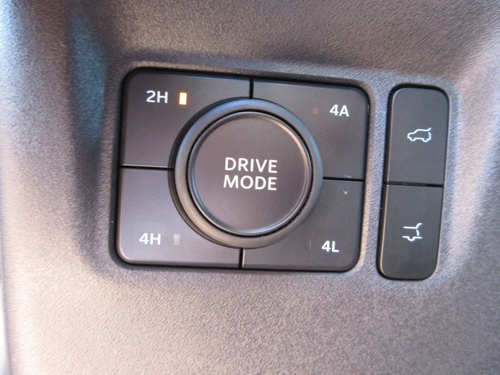 Used 2025 Black Metallic Ford Platinum image 17
