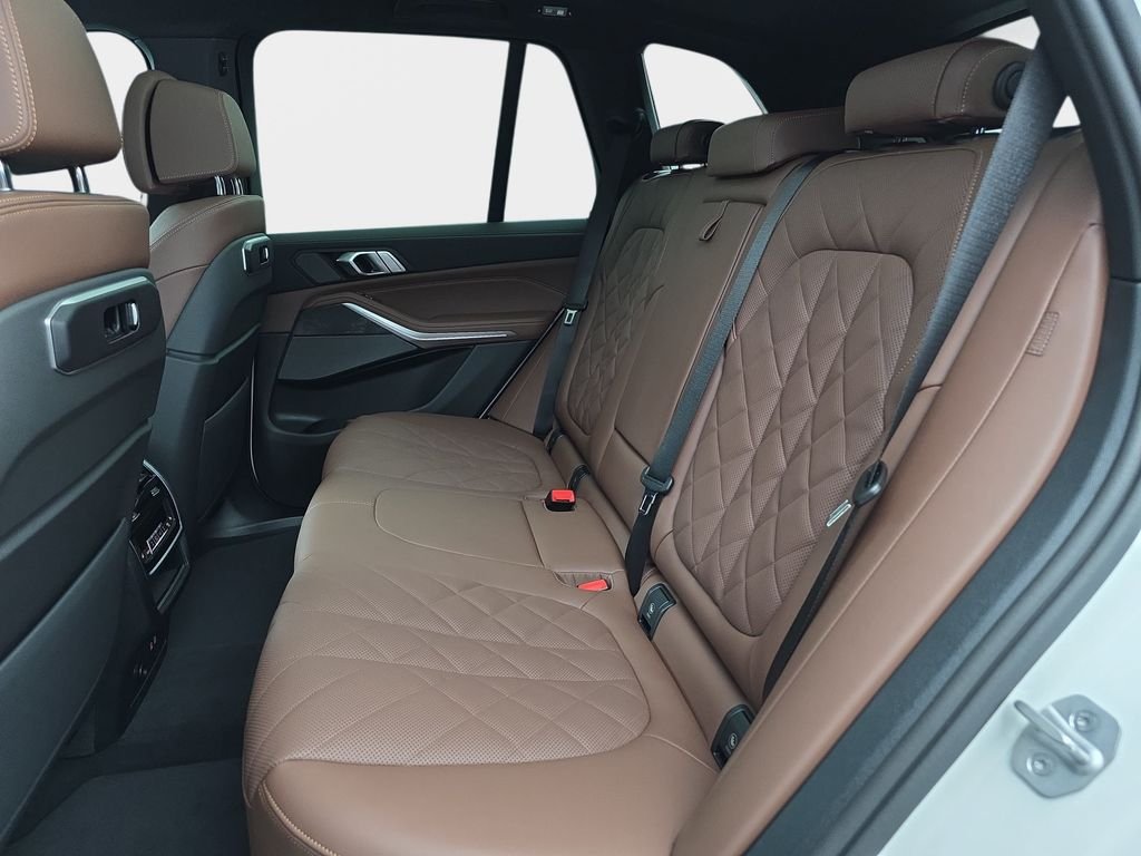 New 2026 Mineral White Metallic BMW xDrive40i image 14