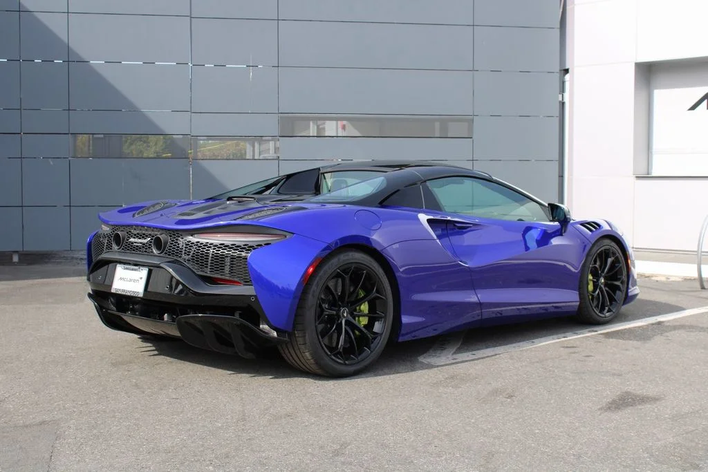Certified Used 2025  McLaren Performance image 2