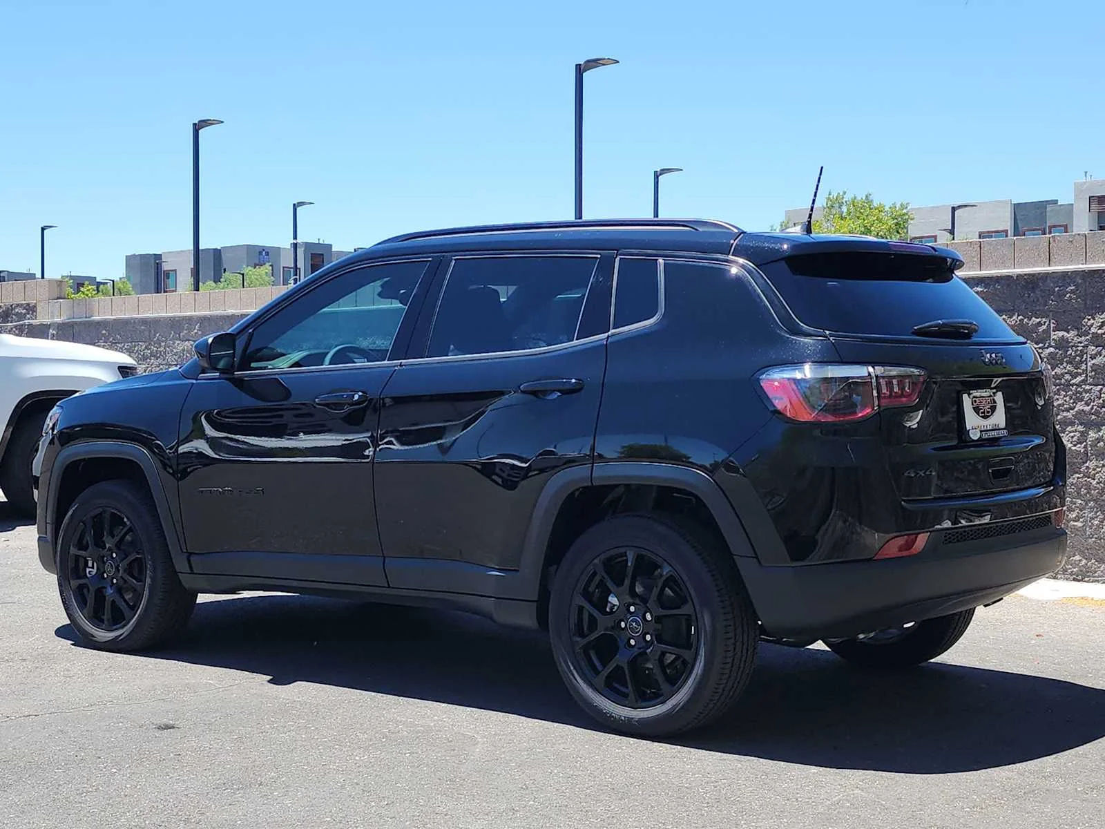 New 2026 Diamond Black Crystal Pearl-Coat Exterior Paint Jeep Latitude image 6