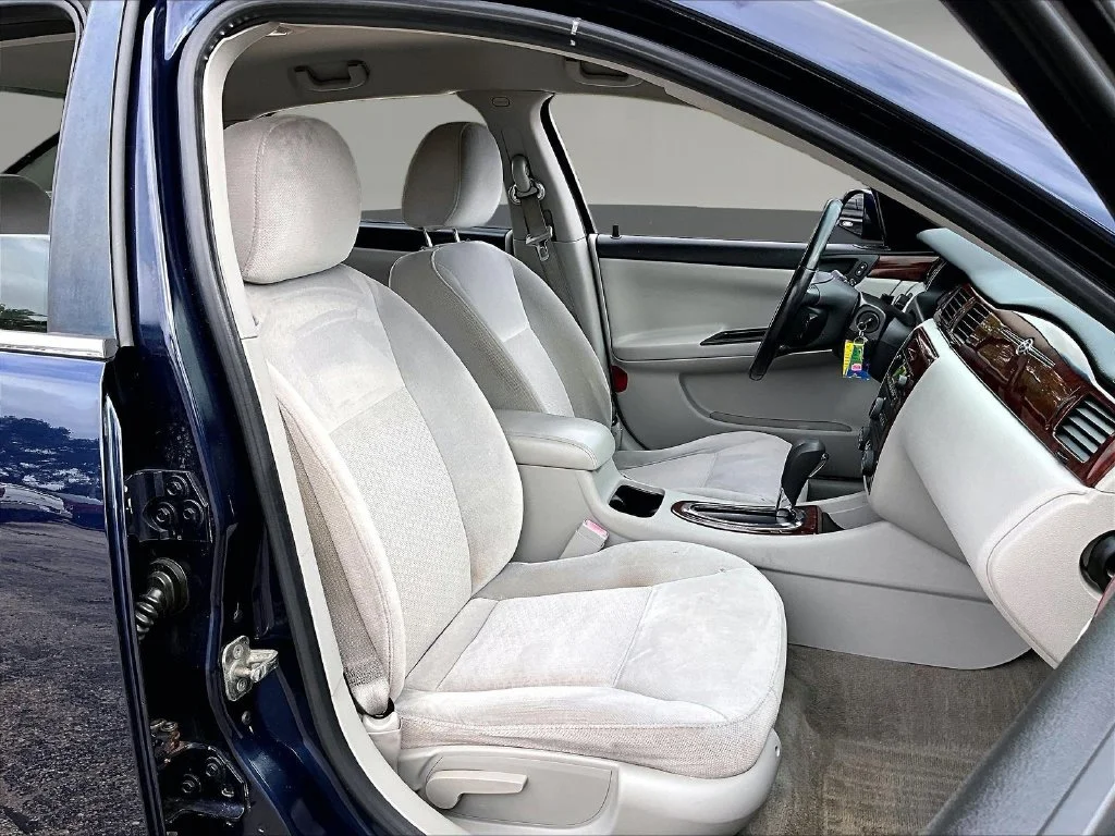 Used 2009 Blue Chevrolet LS image 29