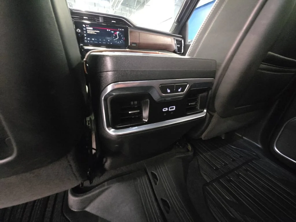 Used 2025 White Frost Tricoat GMC Denali Ultimate image 28