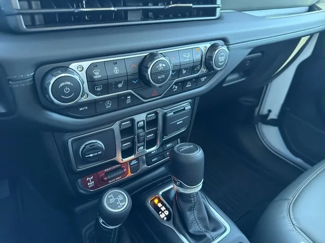 Used 2025 White Jeep Mojave image 26