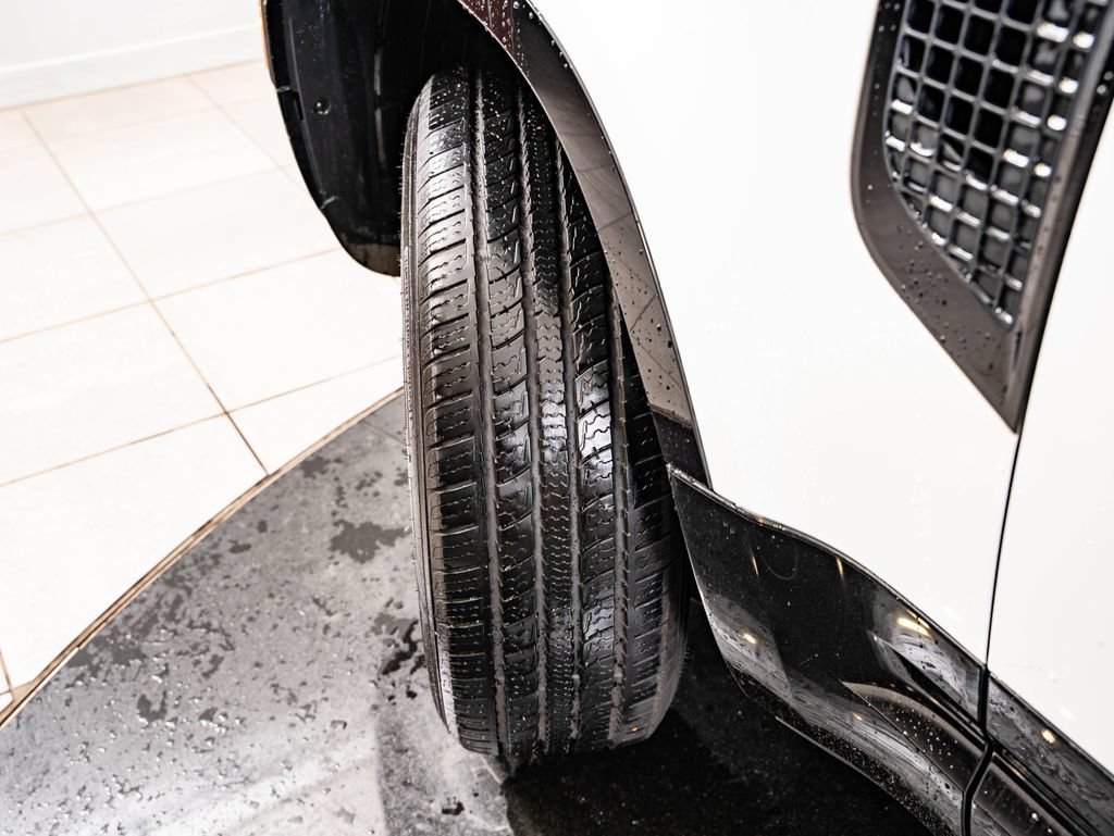 Used 2024 White Land Rover X-Dynamic SE image 51