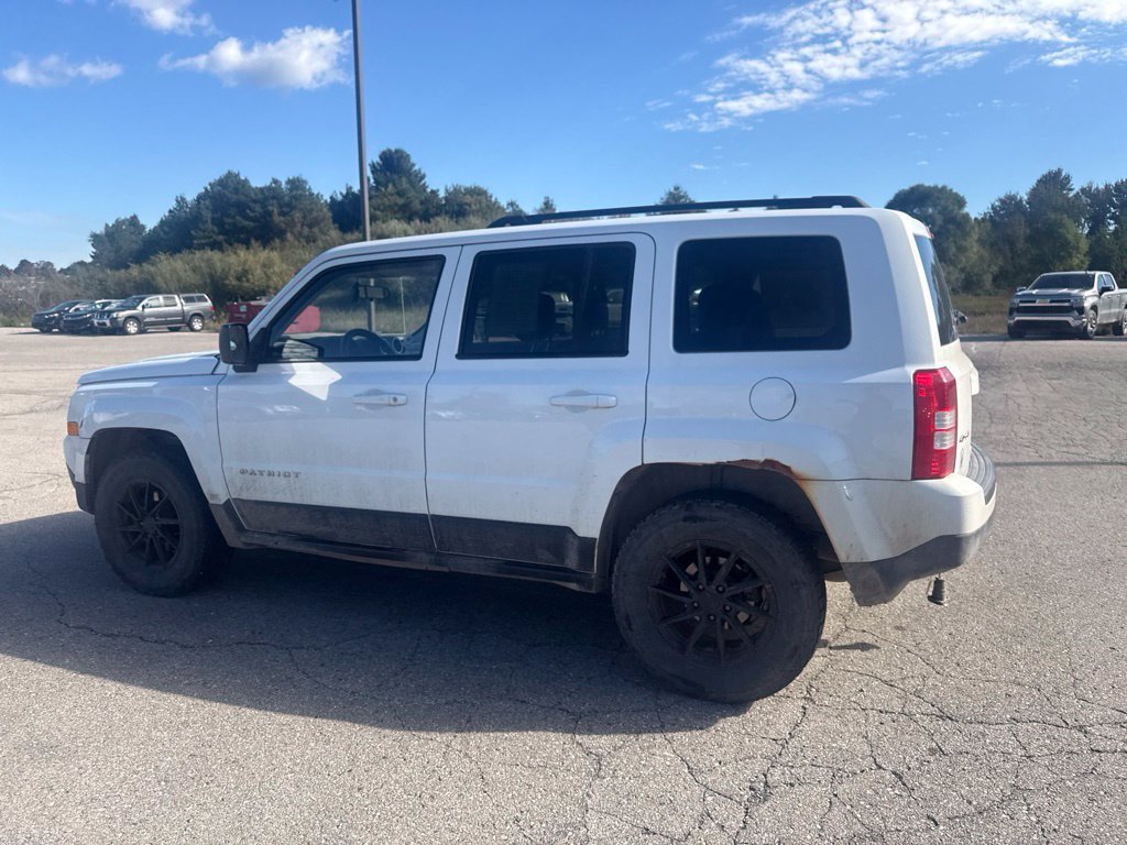Used 2015 Bright White Clearcoat Jeep Sport image 26