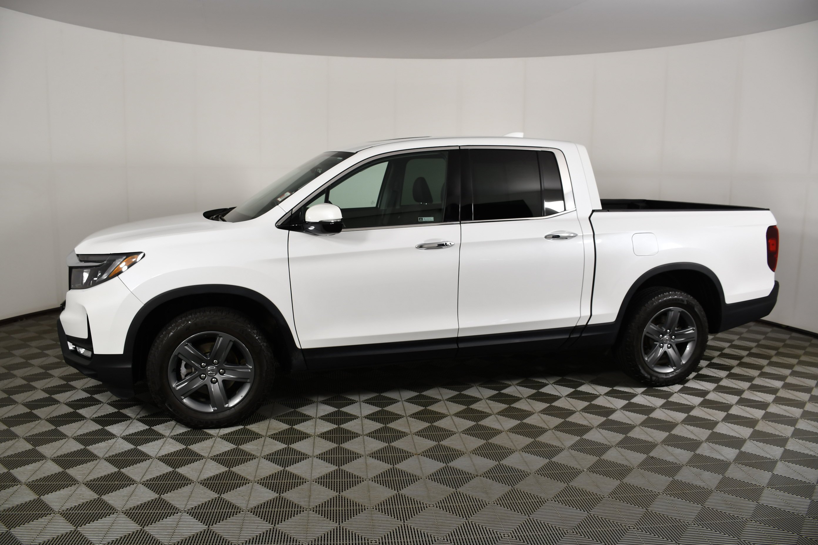 Certified Used 2023 Platinum White Pearl Honda AWD RTL-E image 9