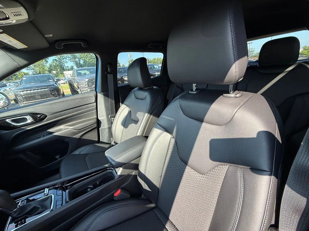 New 2026 Hydro Blue Pearl-Coat Exterior Paint Jeep Latitude image 12