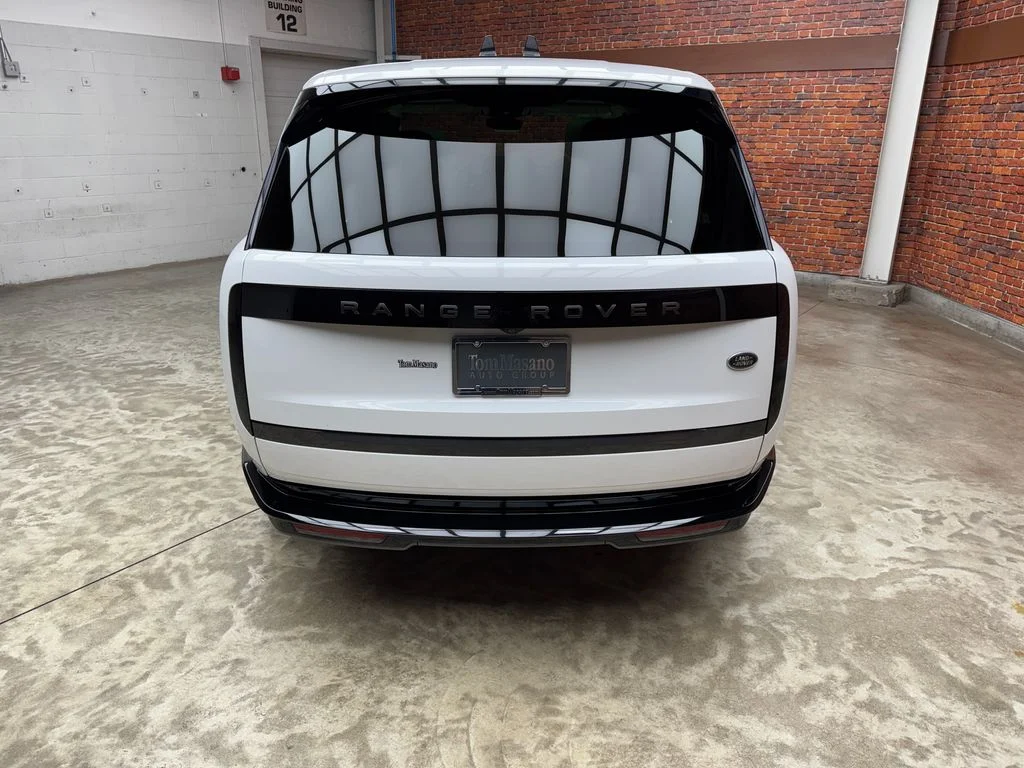 Used 2023 White Land Rover SE image 4