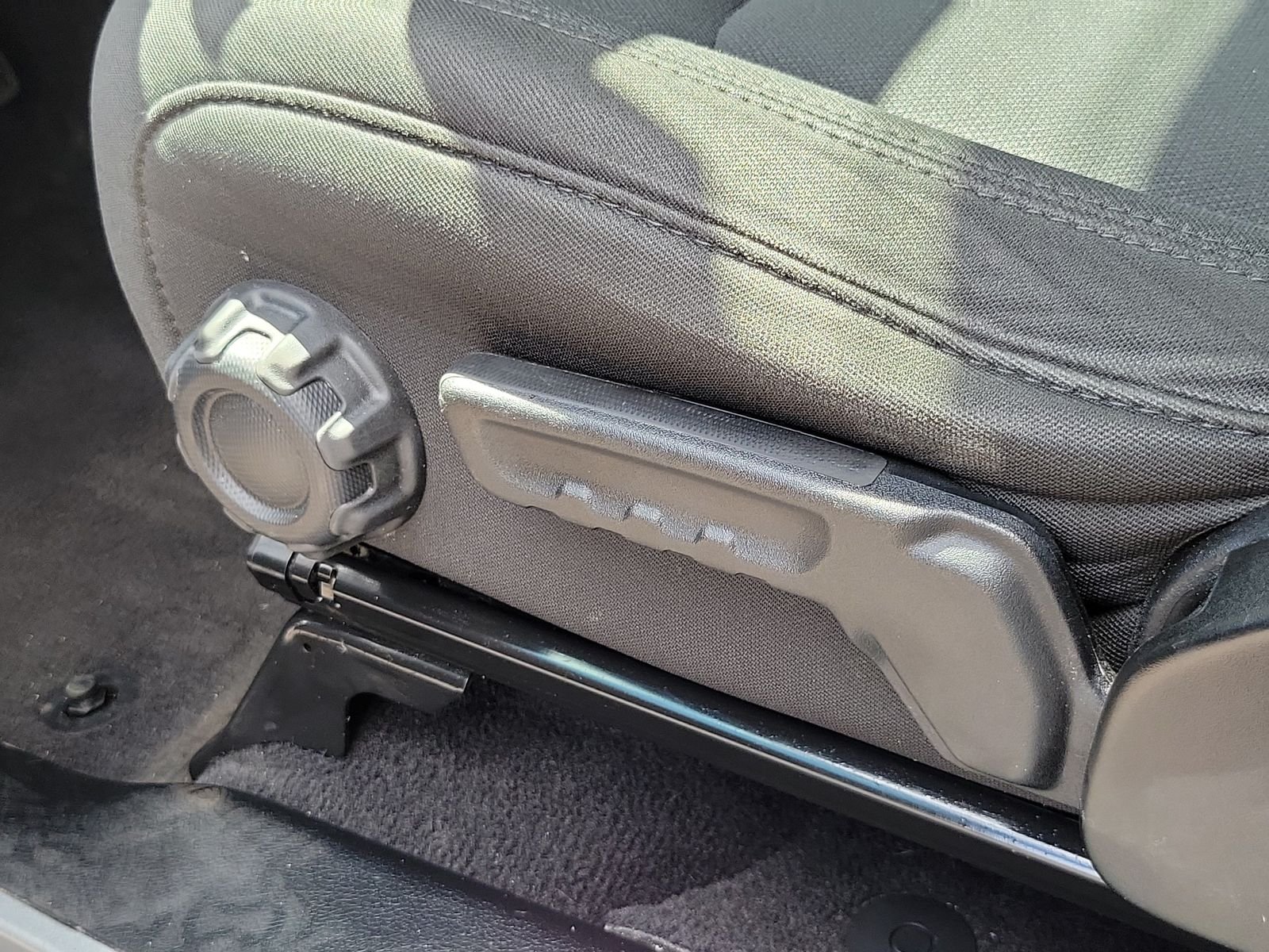 Used 2021 Silver Jeep Unlimited Sport S image 9