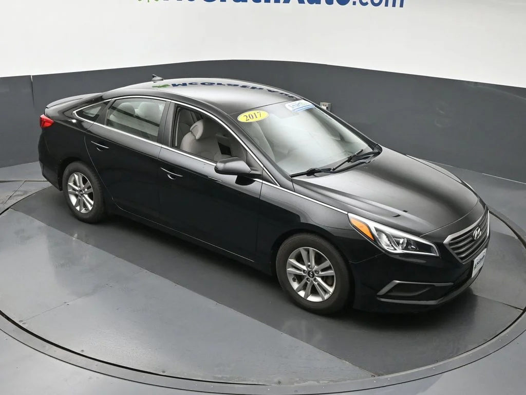 Used 2017 Black Hyundai SE image 3