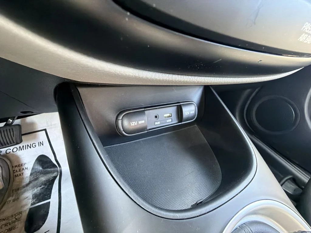 Used 2018 White Kia Base image 42