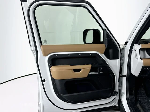 New 2026 White Land Rover X-Dynamic SE image 11