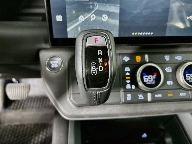 New 2026 White Land Rover X-Dynamic SE image 18