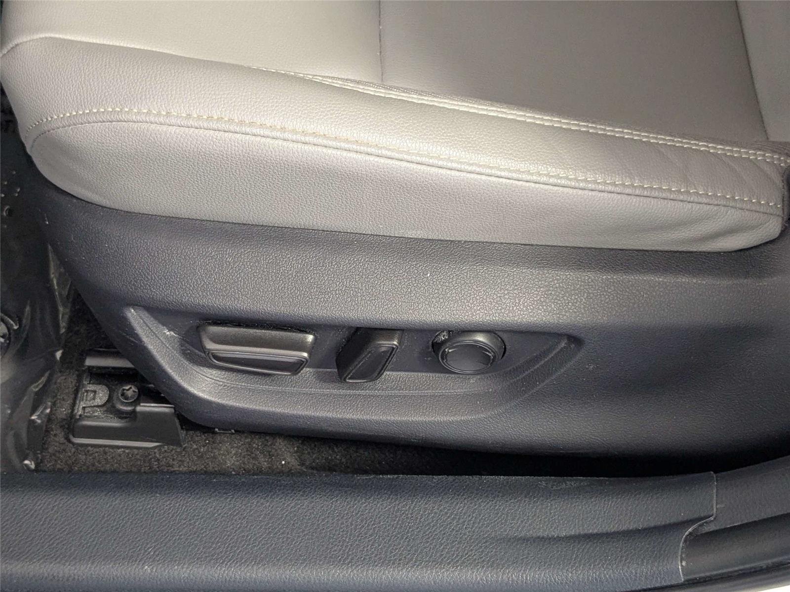 Used 2025 Ice Cap Toyota SE image 12