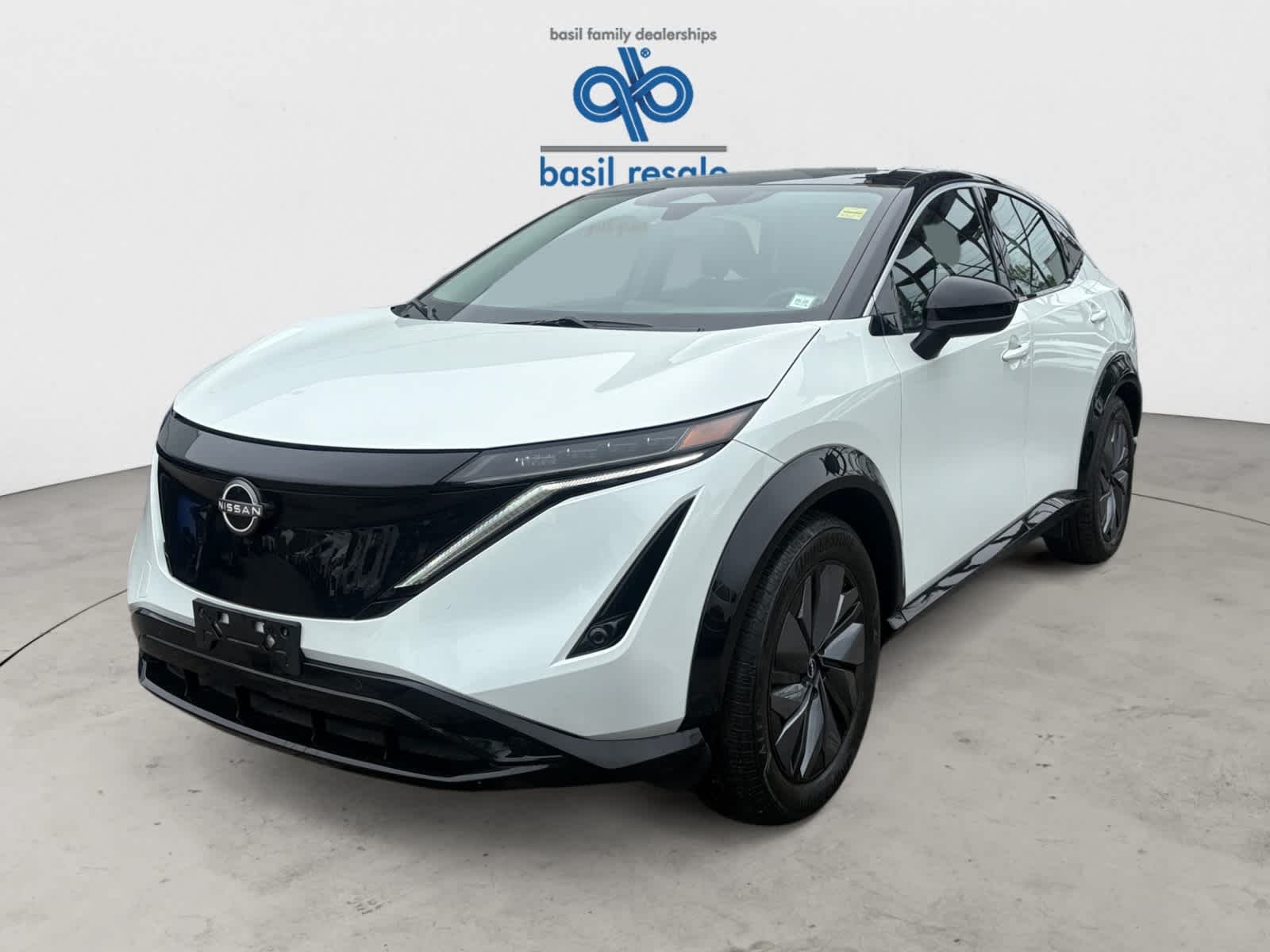 Used 2023 Everest White Pearl Tricoat/Black Diamond Pearl Nissan ENGAGE image 2