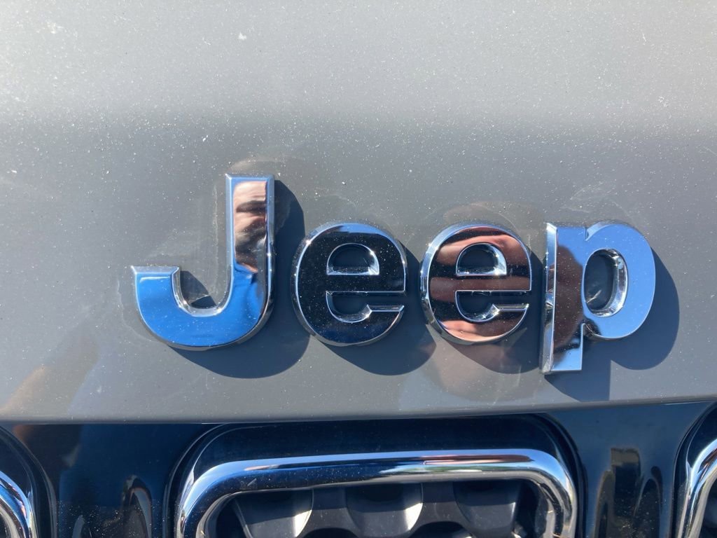 Used 2024  Jeep Limited image 10