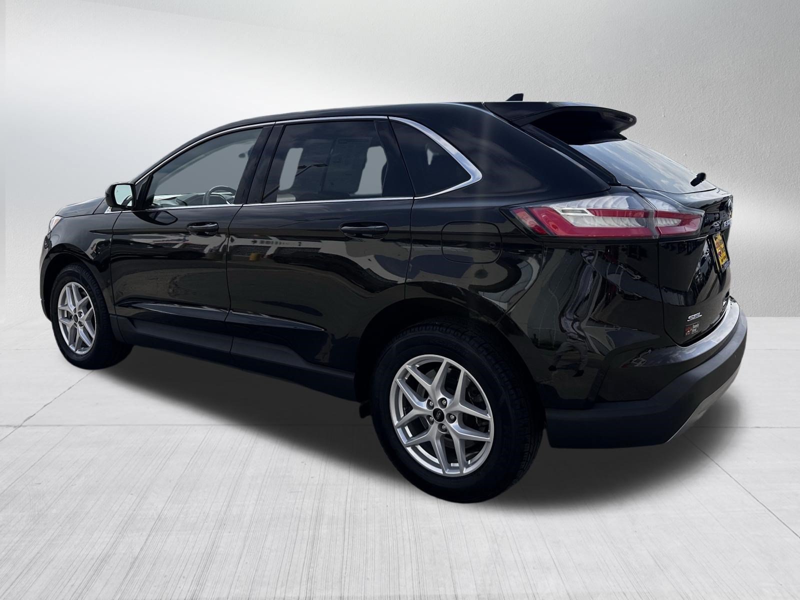 Used 2024 Agate Black Metallic Ford SEL image 5