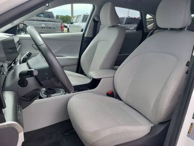 Used 2025 White Hyundai SEL image 19