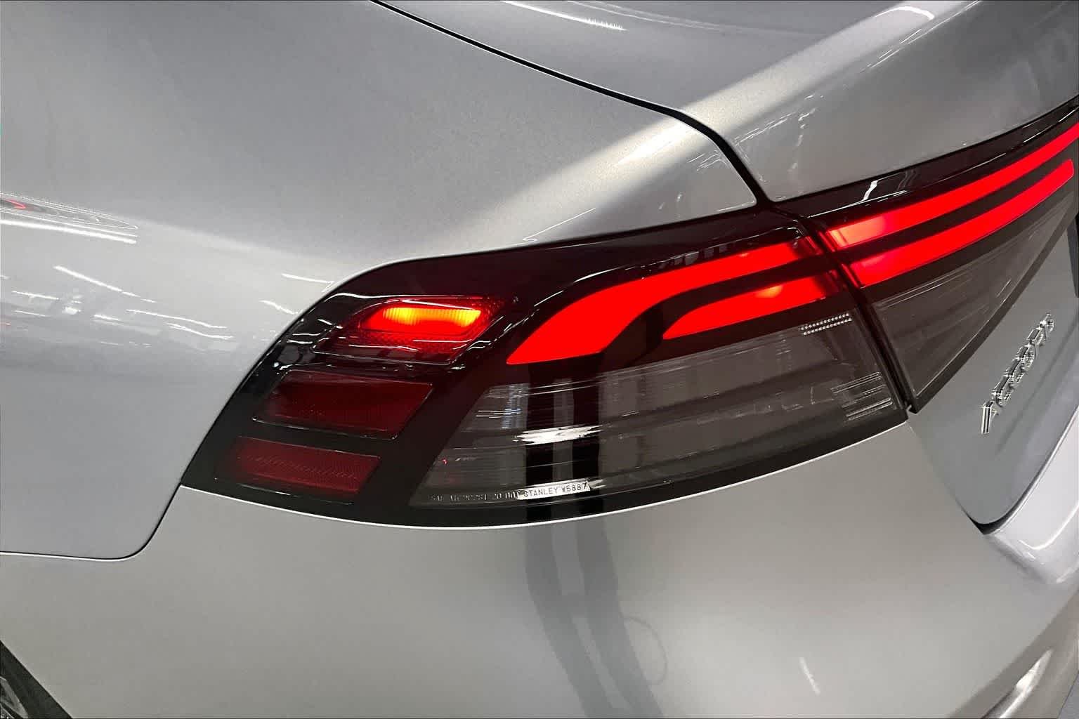 Used 2025 Solar Silver Metallic Honda SE image 28