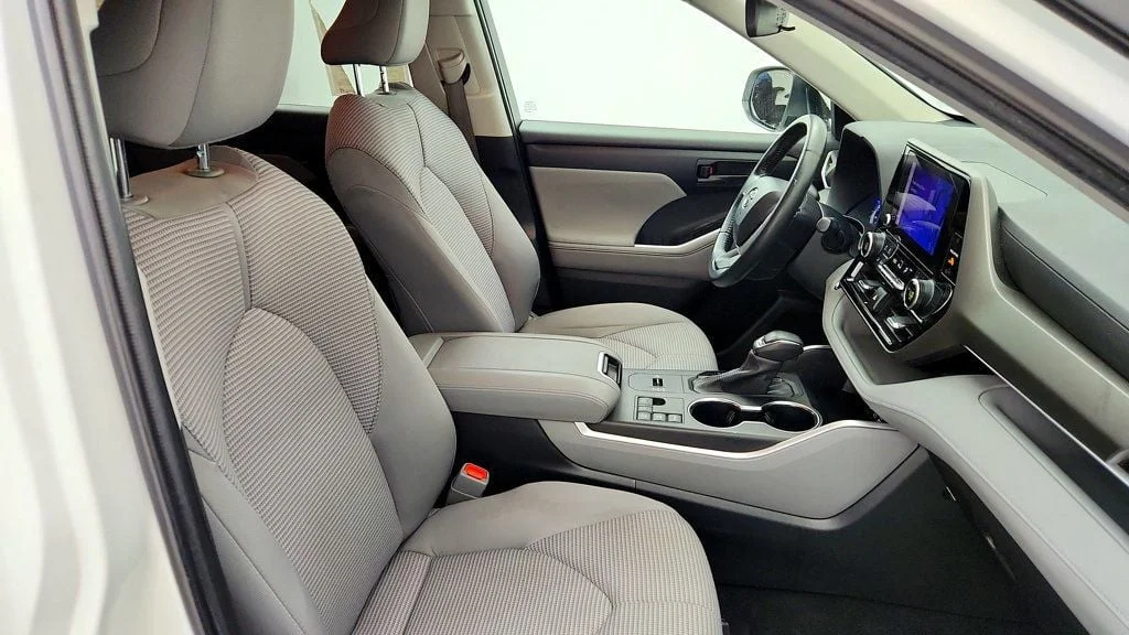 Used 2023 Wind Chill Pearl Toyota Hybrid LE AWD w/ 3-Row Seating & Toyota Safety Sense image 22