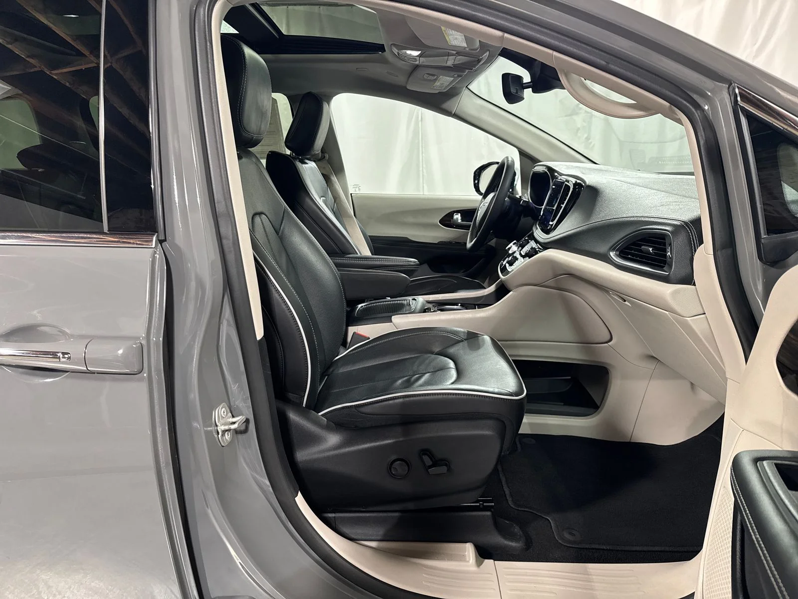 Used 2023 White Chrysler Limited image 14