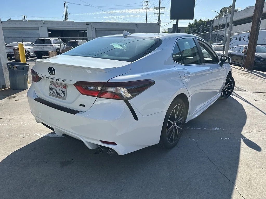 Used 2023 Ice Cap Toyota SE image 3