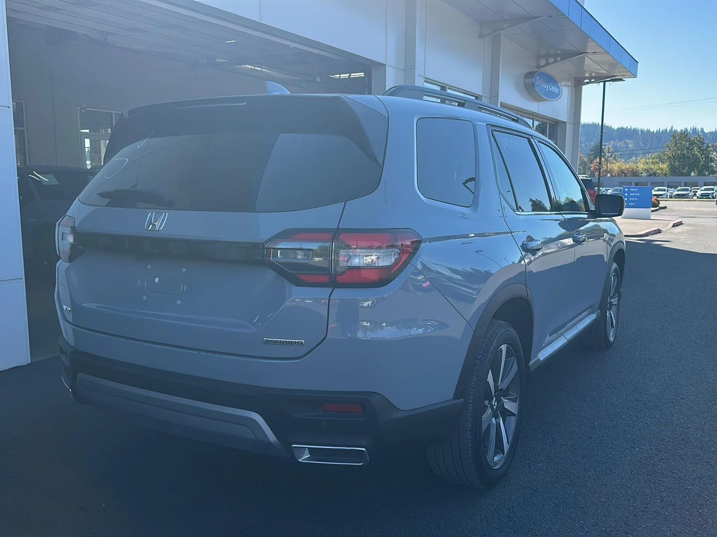 Used 2024 Sonic Gray Pearl Honda Touring image 4