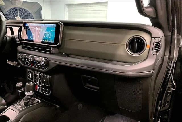 Used 2024 Black Clearcoat Jeep Mojave image 19